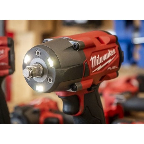 آچار بکس ضربه ای شارژی میلواکی مدل M18 FMTIW2F12 چراغ